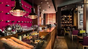 2 restaurants, breakfast, lunch, dinner served; international cuisine