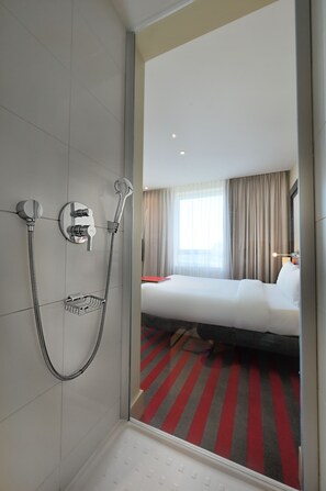 Superior Room | Bathroom | Shower, rainfall showerhead, eco-friendly toiletries, hair dryer