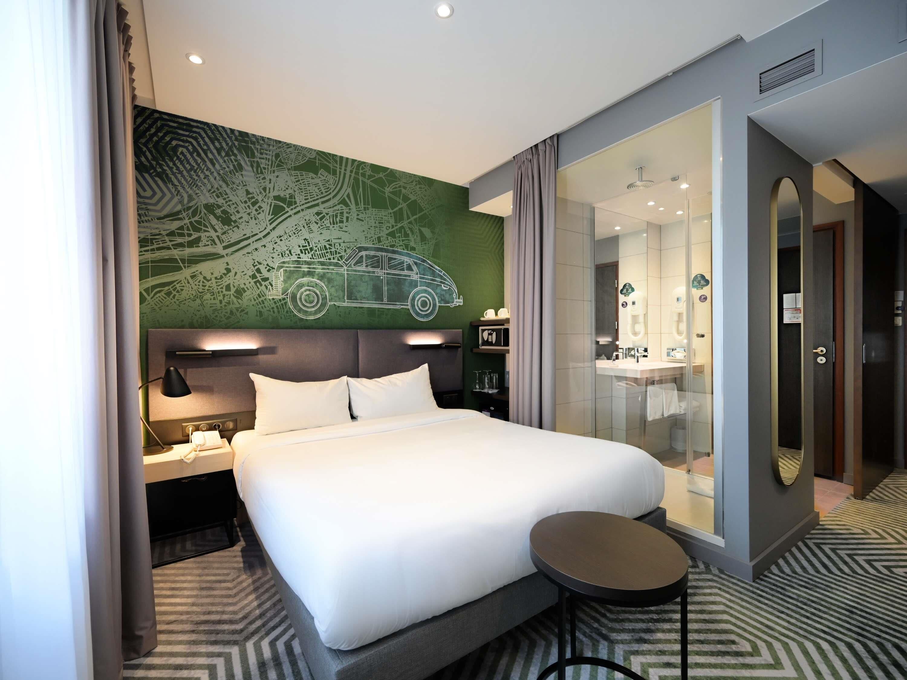 Classic Room, 1 Double Bed | Minibar, in-room safe, desk, blackout curtains