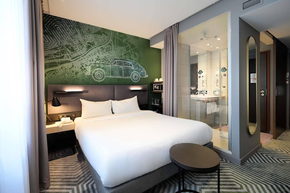 Classic Room, 1 Double Bed | Minibar, in-room safe, desk, blackout curtains