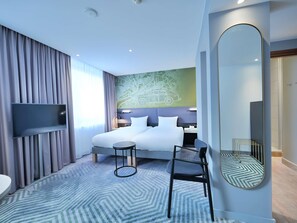 Minibar, caja de seguridad en la habitación y escritorio 