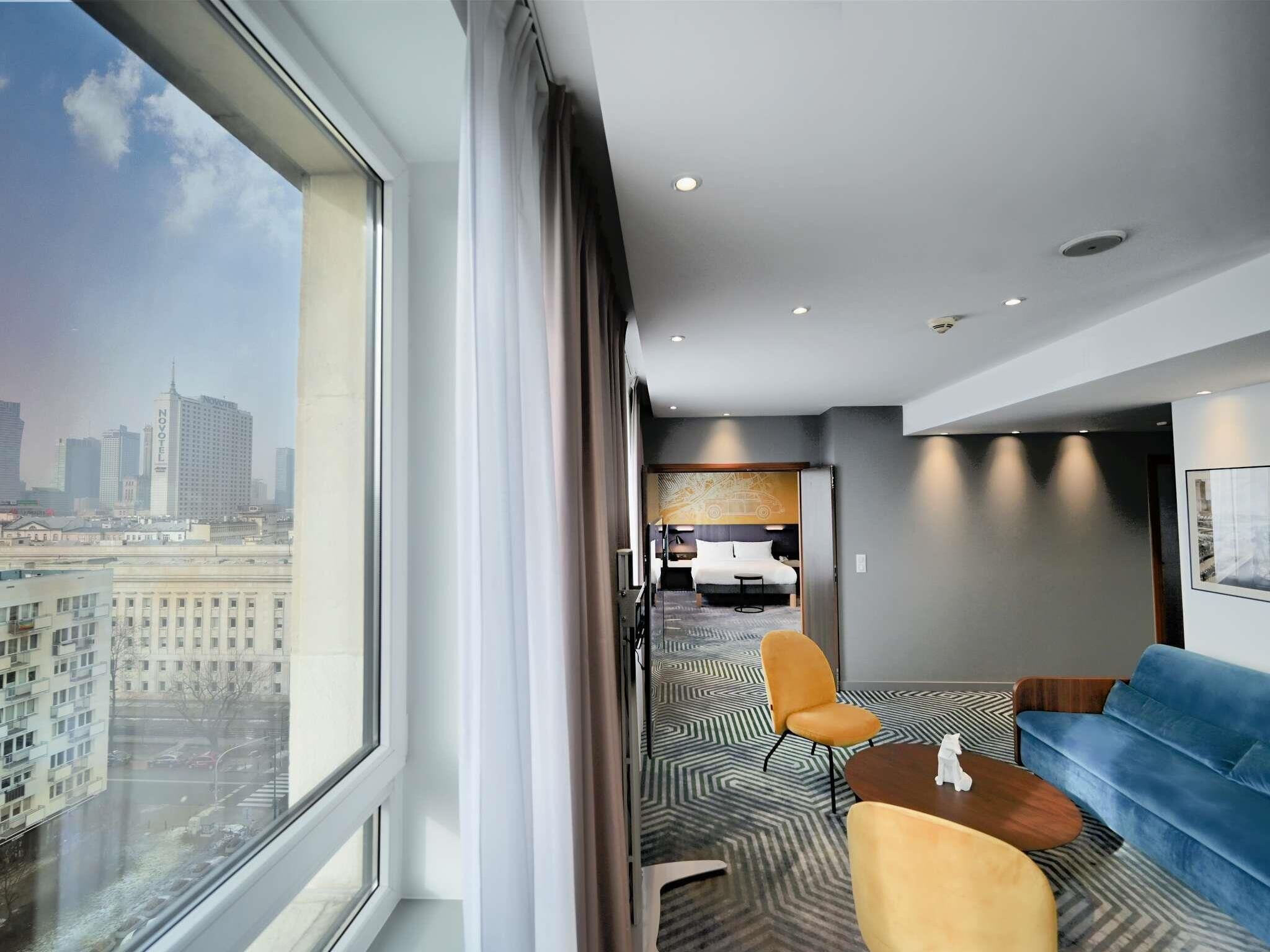 Minibar, coffres-forts dans les chambres, bureau, rideaux occultants