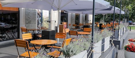 2 restaurantes; se sirven desayunos, almuerzos y cocina internacional