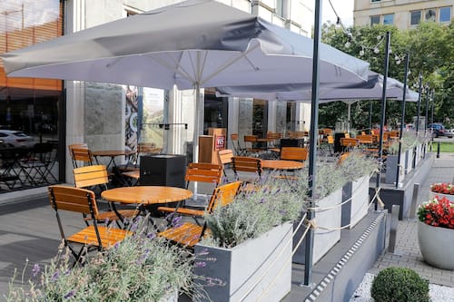 2 restaurantes; se sirven desayunos, almuerzos y cenas