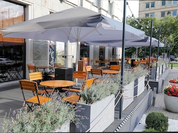 2 restaurants, breakfast, lunch, dinner served; international cuisine