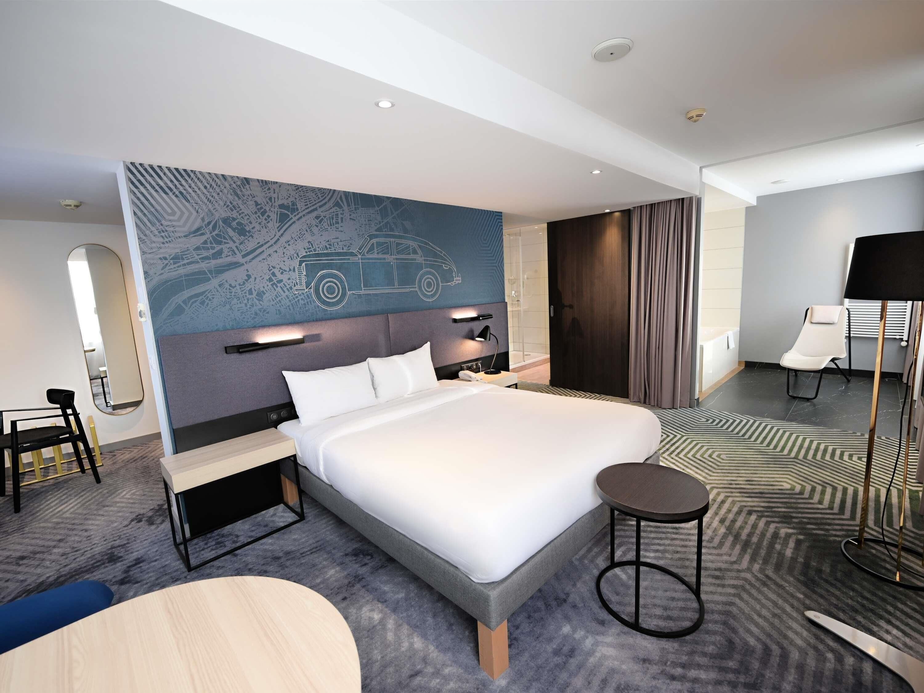 Junior Suite, 1 King Bed | Minibar, in-room safe, desk, blackout curtains