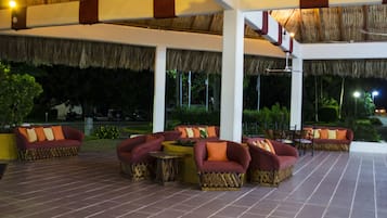 3 bars/lounges, swim-up bar, poolside bar