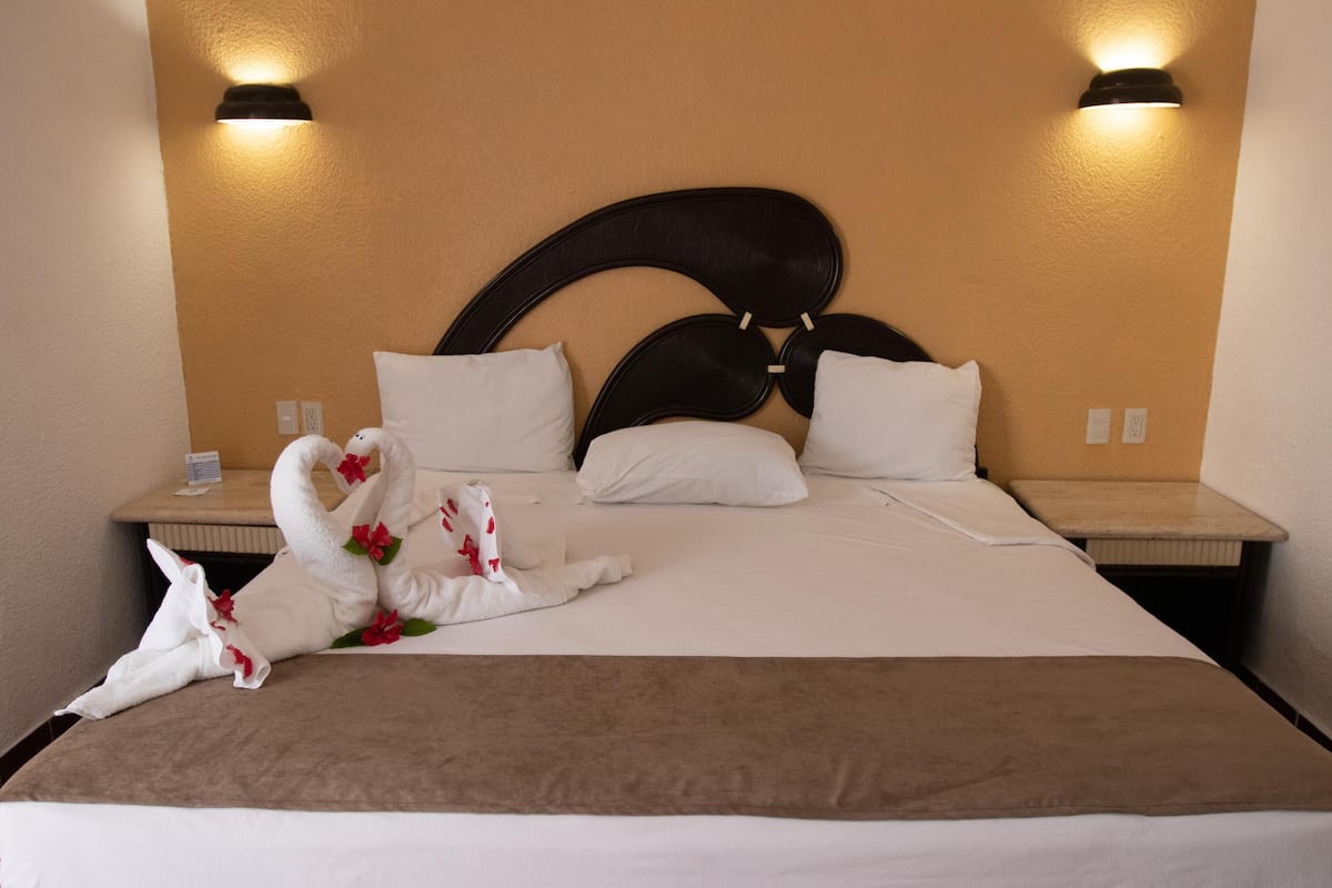 Premium bedding, in-room safe, desk, blackout drapes