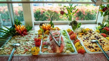 Un bufé con diversos alimentos y adornos.