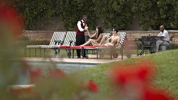 Piscine extérieure, chaises longues