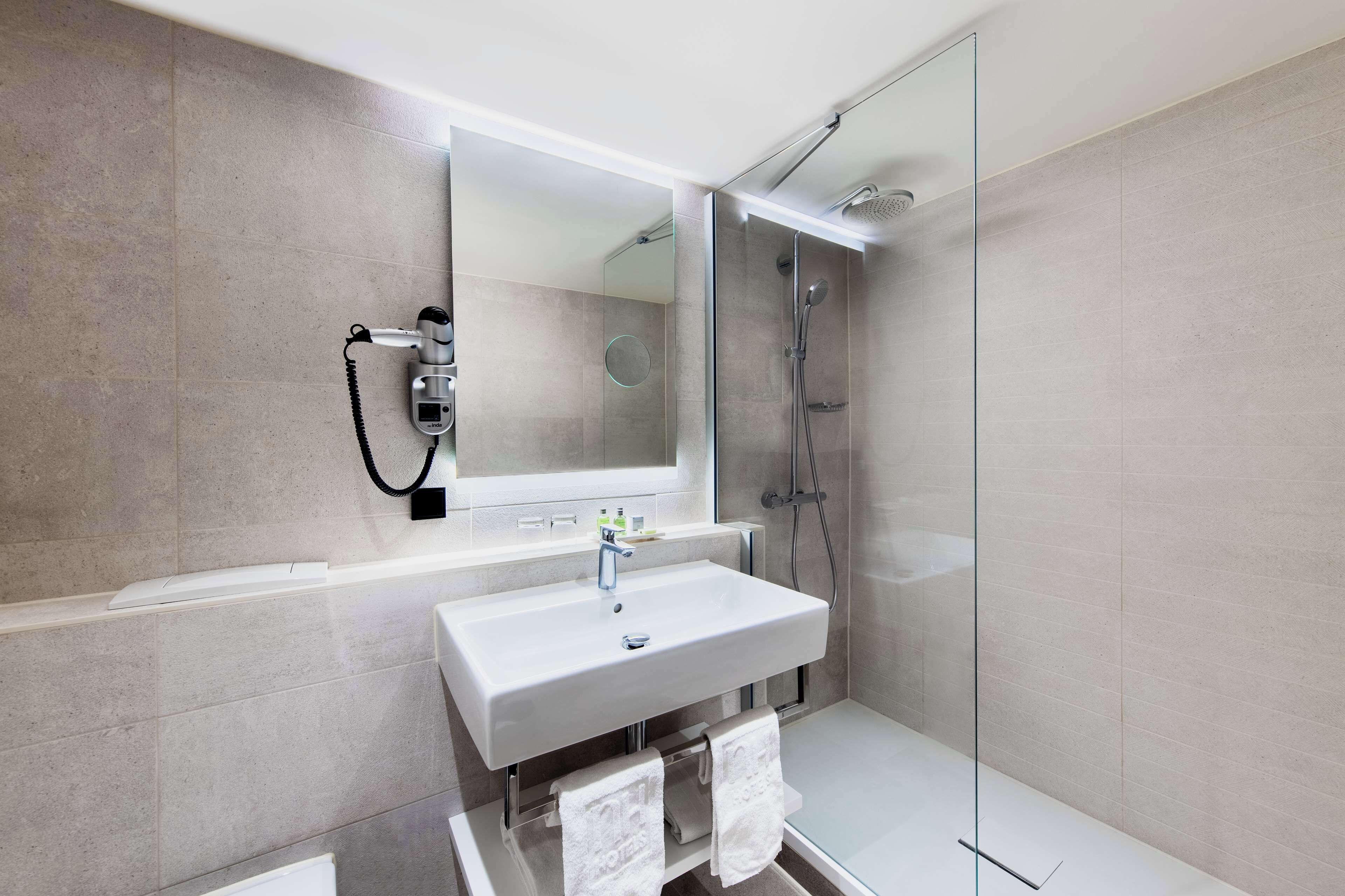 standard single room | bathroom | combined shower/bathtub, eco-friendly toiletries, hair dryer, towels