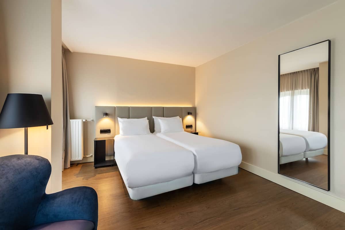 Standard Room | Minibar, in-room safe, desk, blackout drapes