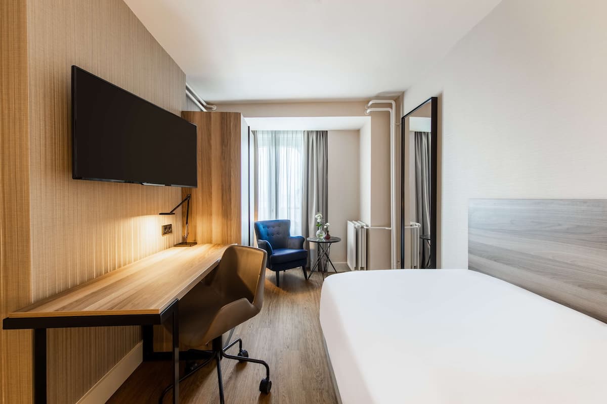 Standard Single Room | Minibar, in-room safe, desk, blackout drapes
