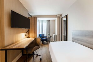 Standard Single Room | Minibar, in-room safe, desk, blackout drapes