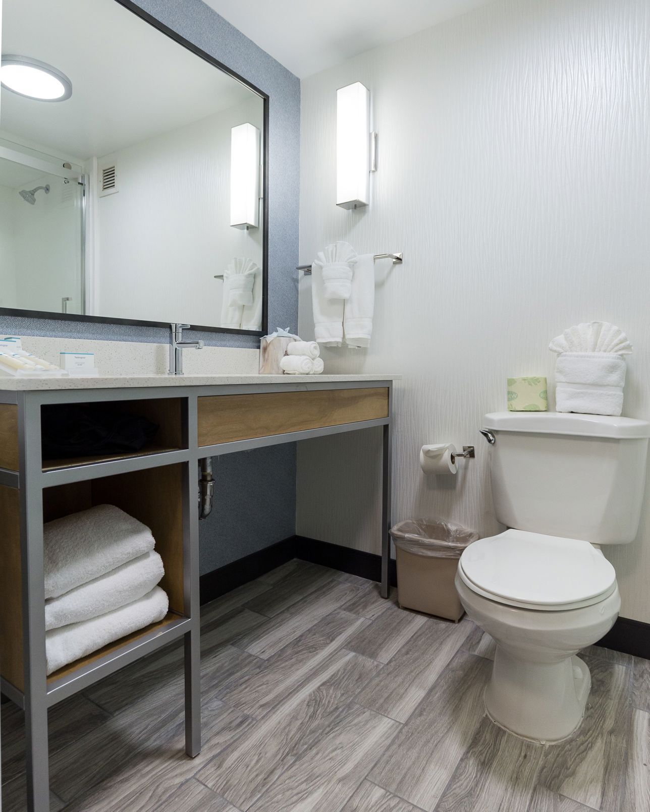 Badkamer | Een douche, gratis toiletartikelen, een haardroger, handdoeken
