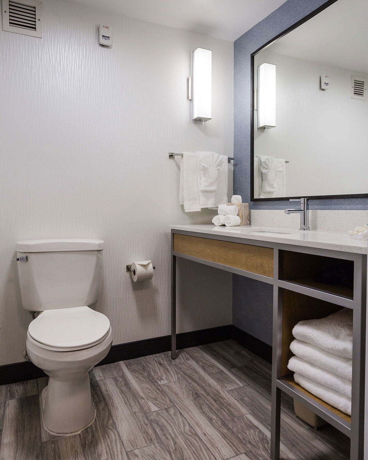 Badkamer | Een douche, gratis toiletartikelen, een haardroger, handdoeken