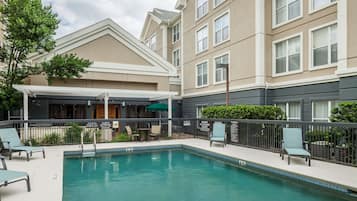 Piscine extérieure, chaises longues