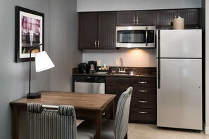 Full-size fridge, microwave, dishwasher, coffee/tea maker