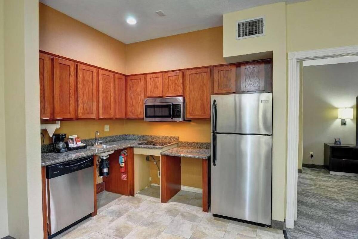 Fridge, microwave, stovetop, dishwasher