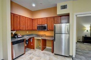 Frigorífico, microondas, placa de cocina y lavavajillas