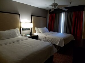 Escritorio, espacio para trabajar con un portátil, cortinas opacas