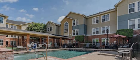 Outdoor pool, open 8:00 AM to 9:30 PM, pool umbrellas, sun loungers