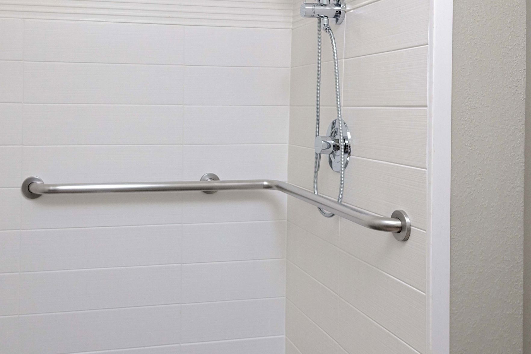 Badkamer | Gratis toiletartikelen, een haardroger, handdoeken