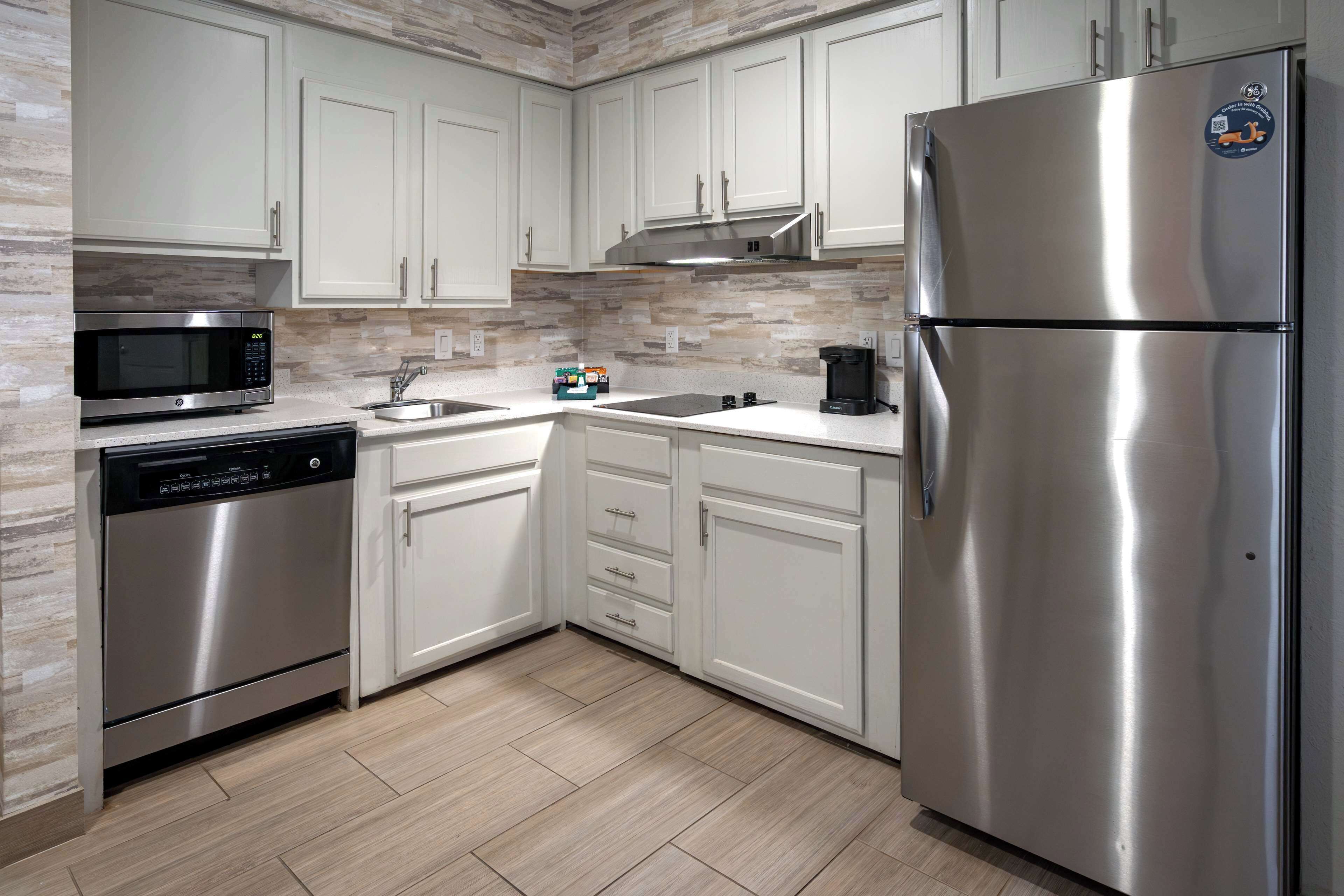 Grand réfrigérateur, micro-ondes, plaque de cuisson, lave-vaisselle