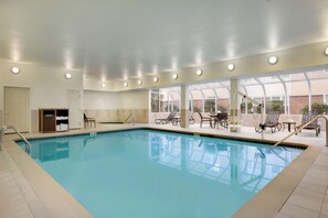 Una piscina cubierta