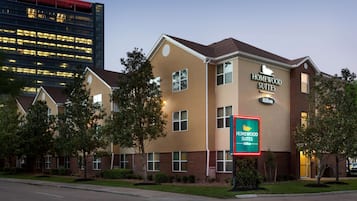 Et hotel med et skilt, der angiver, at det er et Homewood Suites Hilton.