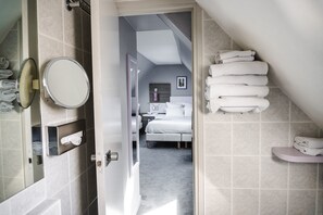 Family Room | Bathroom | Free toiletries, hair dryer, towels