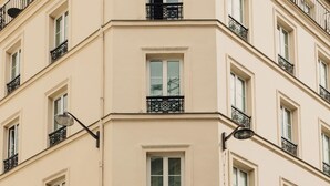 A multi-story building with the sign "Hôtel Folie" indicating it is a hotel. - Hôtel Folie – Orso Hotels (Paris)