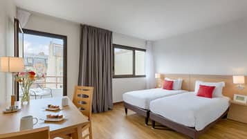 Studio | 1 bedroom, in-room safe, desk, soundproofing