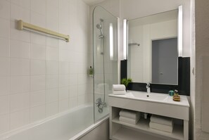 Studio | Bathroom | Hair dryer, towels, soap, shampoo - Citadines Austerlitz Paris (Paris)