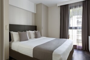 In-room safe, blackout curtains, soundproofing, iron/ironing board - Citadines Trocadéro Paris (Paris)
