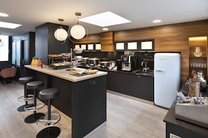 Petit déjeuner buffet (15 EUR par personne)