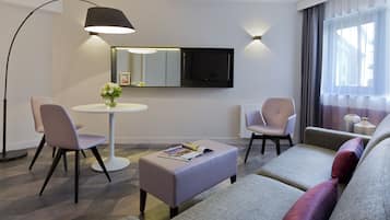 Cofres nos quartos, cortinas blackout, quartos à prova de som