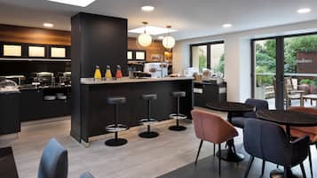 Desayuno buffet diario (EUR 15 por persona)