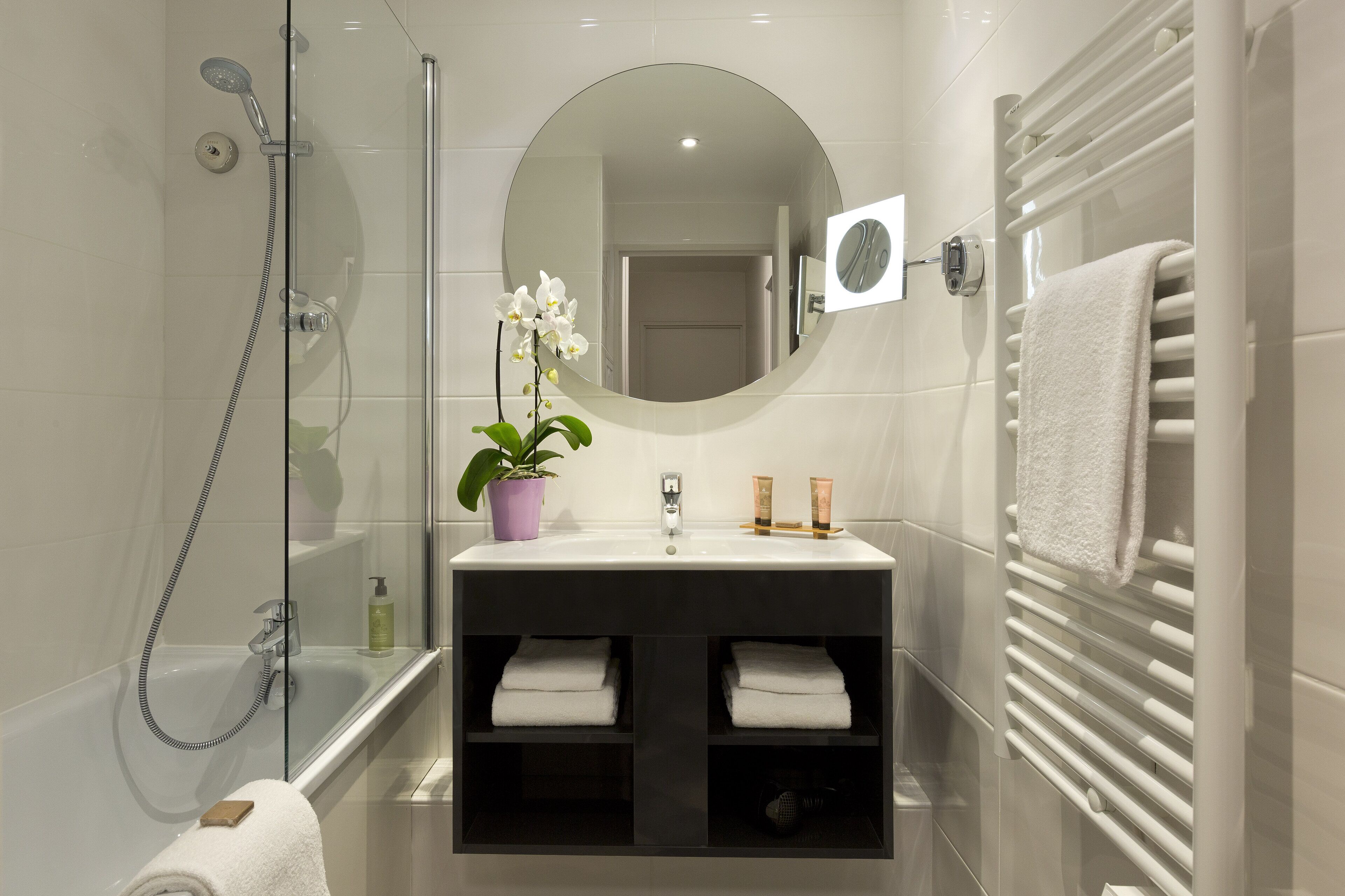 Badewanne, Haartrockner, Handtücher, Seife