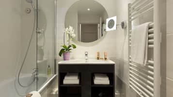Badewanne, Haartrockner, Handtücher, Seife