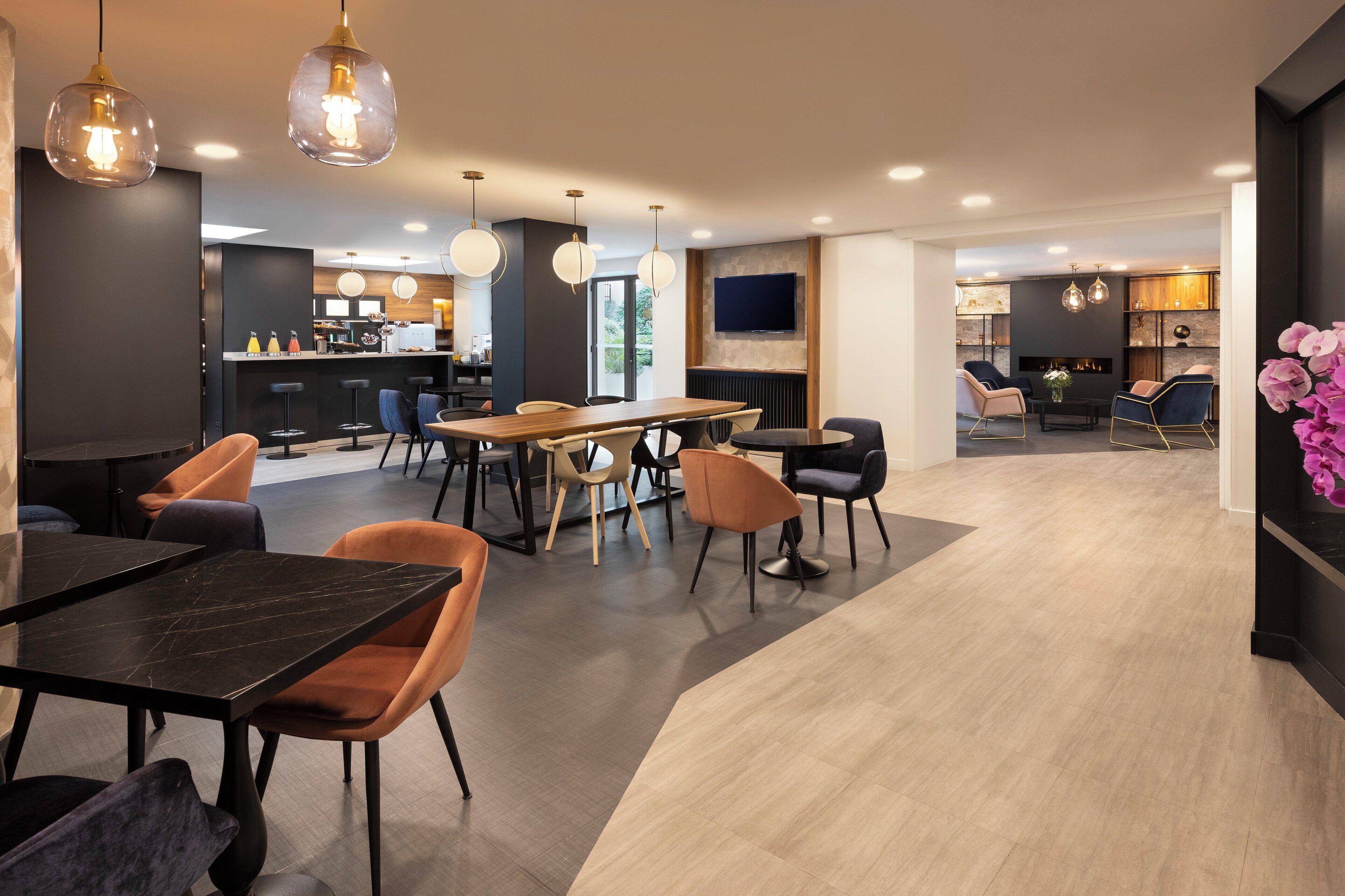 每日供应自助式早餐（每人 EUR 15）