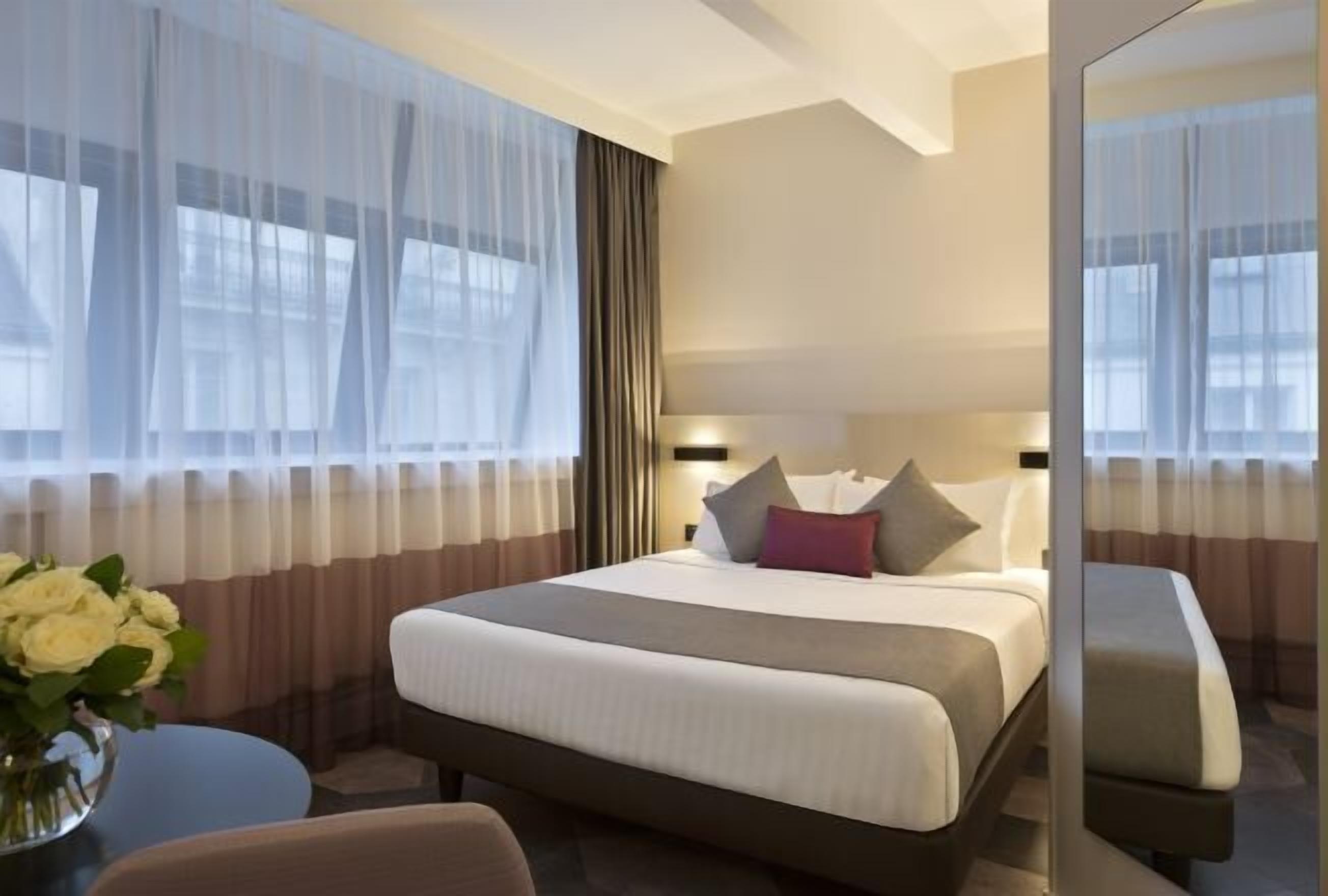 Zimmersafe, Verdunkelungsvorhänge, schallisolierte Zimmer