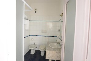 Free toiletries, hair dryer, bidet, towels - Hotel Tourist (Turin)