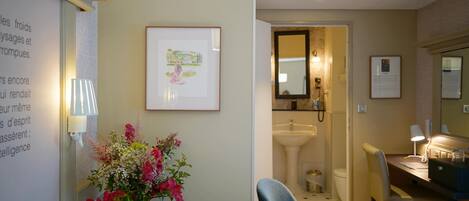 Chambre Standard, 1 lit jumeau, accessible aux personnes Ă mobilitĂ© rĂ©duite | Coffre-fort, bureau, systĂšme dâinsonorisation, lit de bĂ©bĂ© (gratuit)