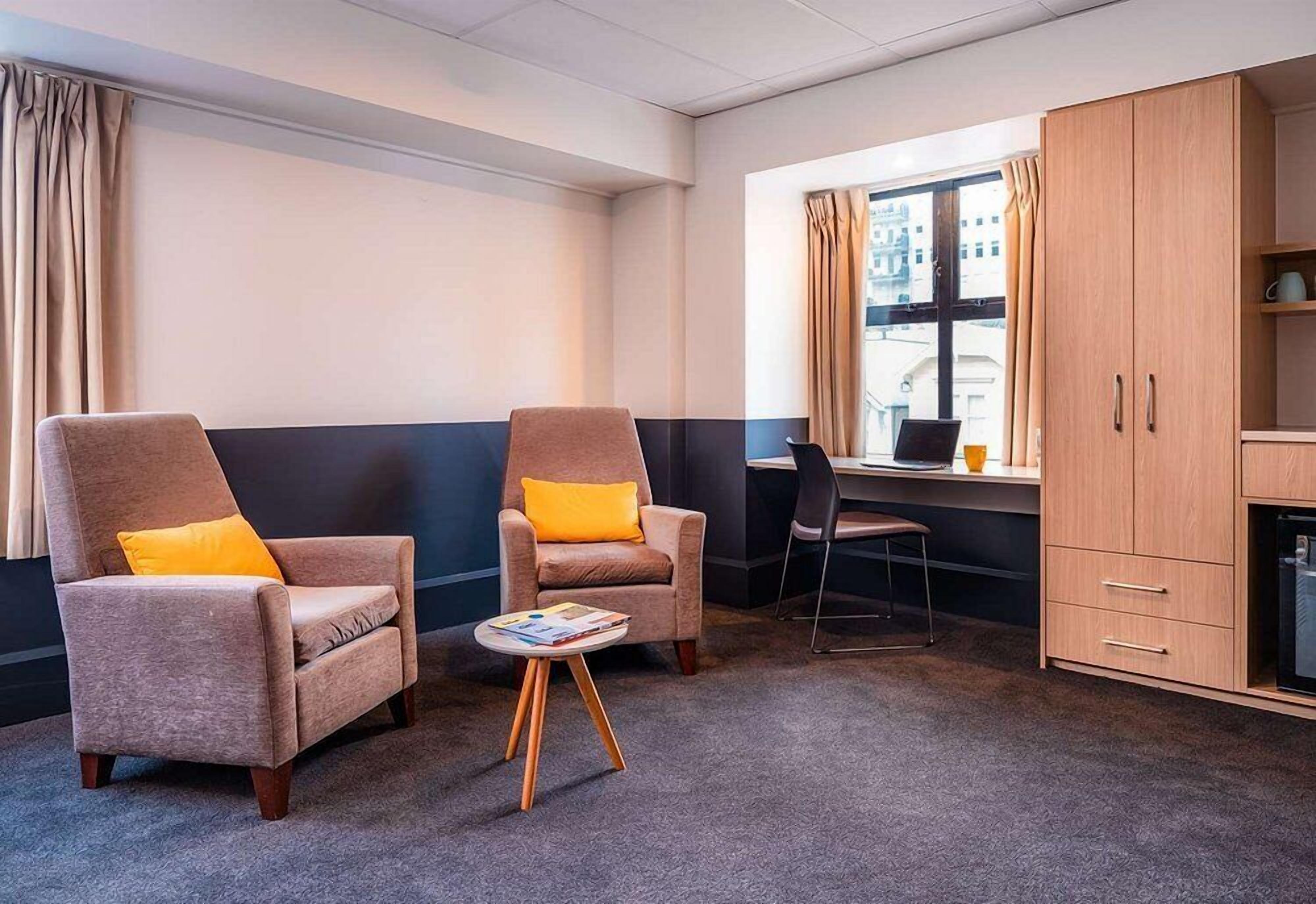 Bộ đồ giường kháng dị ứng, bàn, khu vực làm việc phù hợp cho laptop 