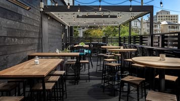 供應早餐、午餐、晚餐;本地菜