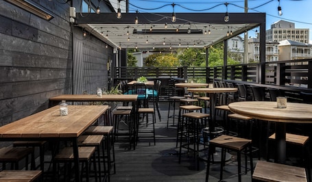 Se sirven desayunos, almuerzos y cenas; cocina local. WQ Wellington Quarter