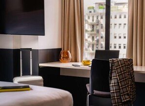 Superior Queen Room | Hypo-allergenic bedding, desk, laptop workspace, blackout drapes - WQ Wellington Quarter (Wellington)