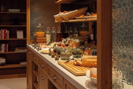 Tägliches Frühstücksbuffet (19 EUR pro Person)