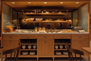 Café da manhã com buffet diário (EUR 19 por pessoa) 